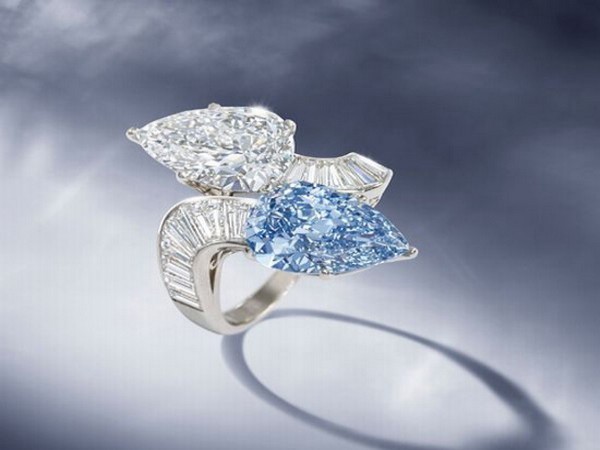 Chiếc nhẫn kim cương quý hiếm này được làm từ năm 1960 và được đem bán đấu giá lần đầu tiên vào năm 2011 với mức giá 2,9 triệu USD (nhiều hơn gấp đôi mức giá khởi điểm). Điểm đặc biệt của chiếc nhẫn xa hoa này là hai viên kim cương màu xanh nặng 3,72 carats và viên kim cương màu trắng nặng 3.93 carat được thiết kế bắt chéo nhau vô cùng độc đáo.
